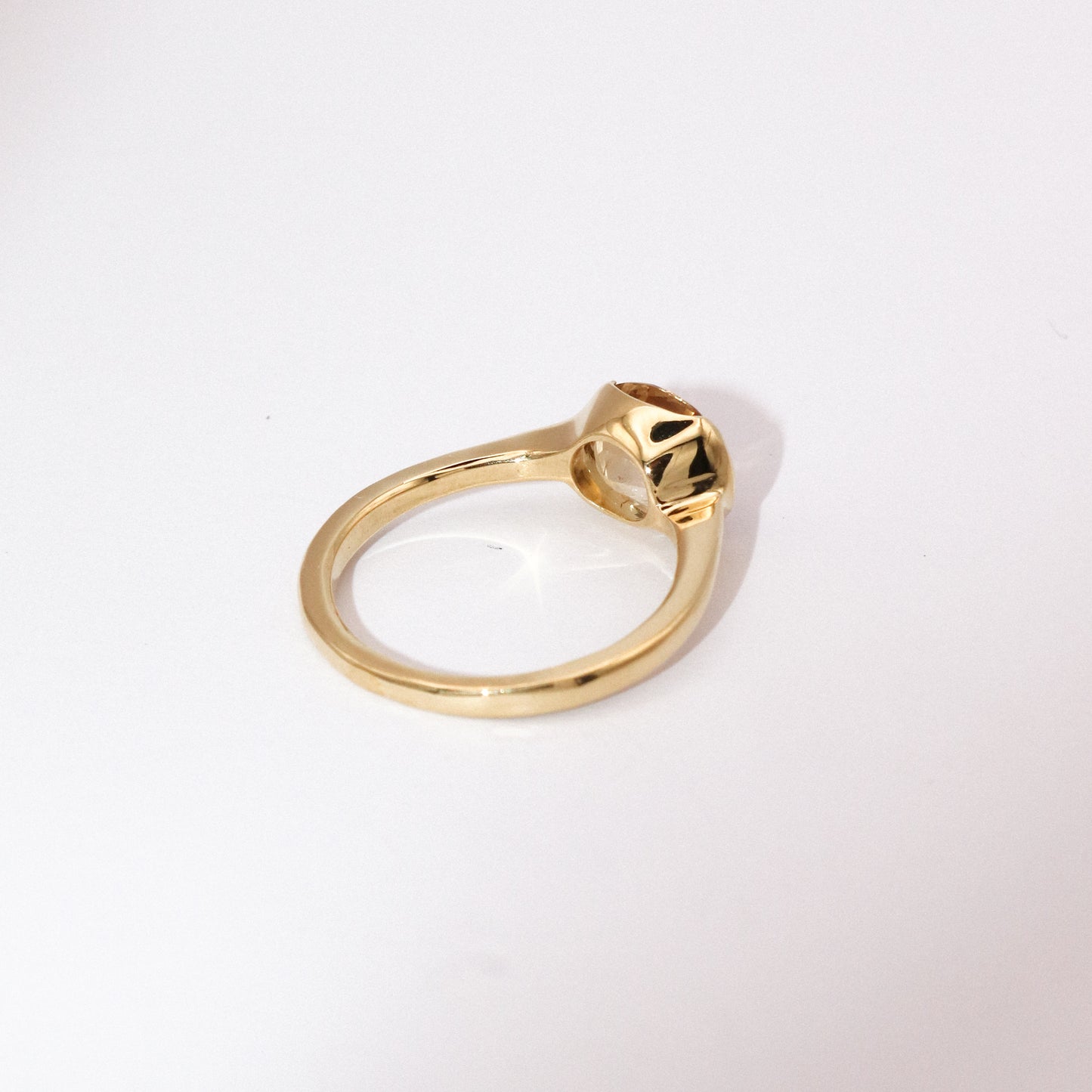 Anillo de medio bisel con circón