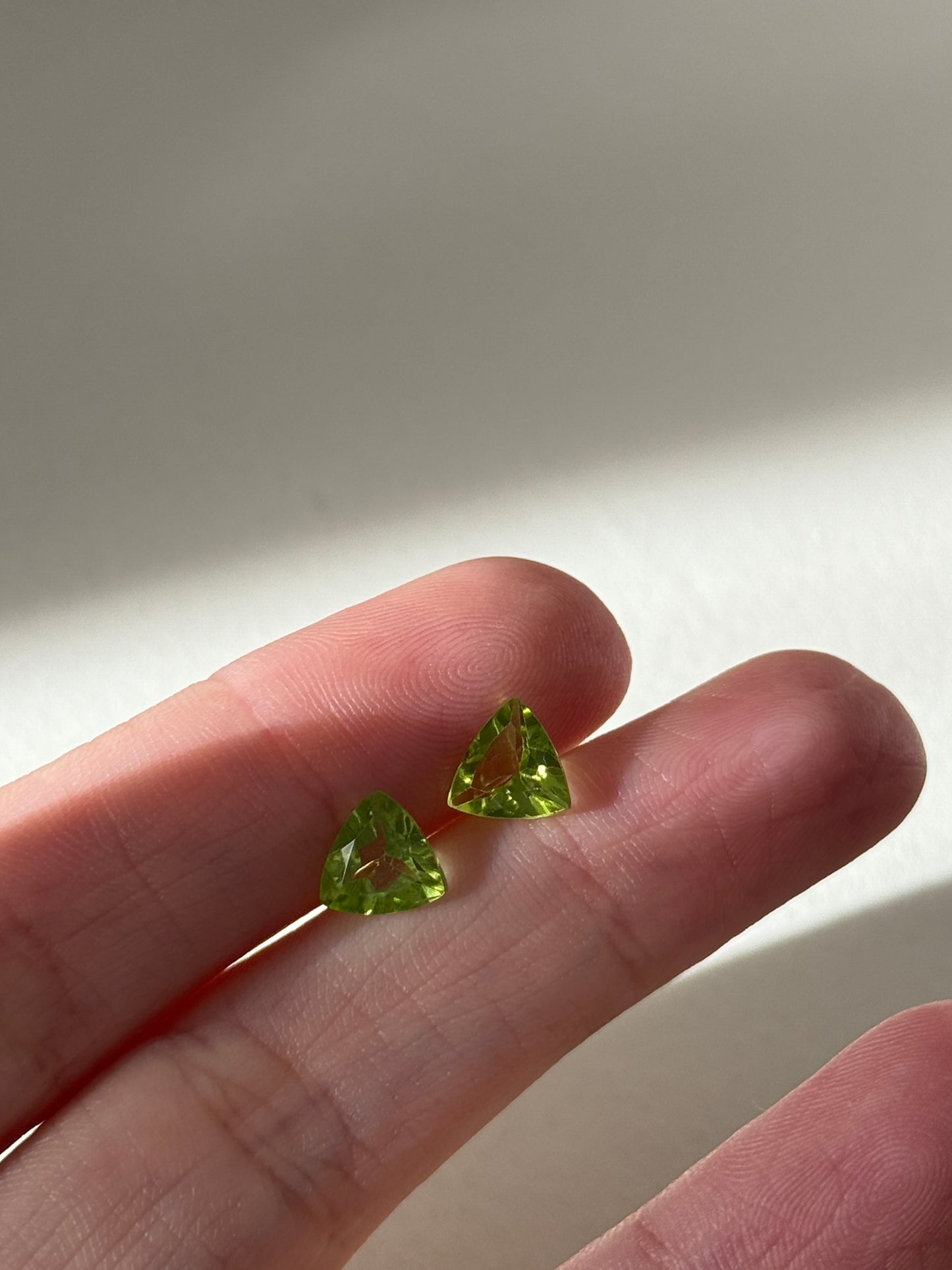Tachuelas de peridoto trillón