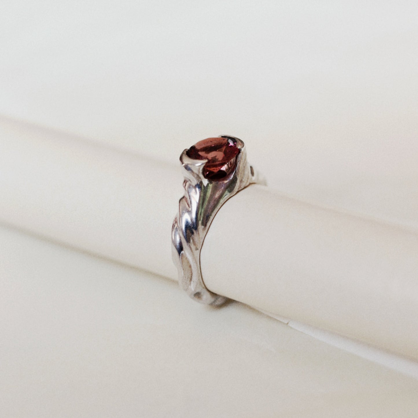 Anillo Swirl con turmalina color melocotón