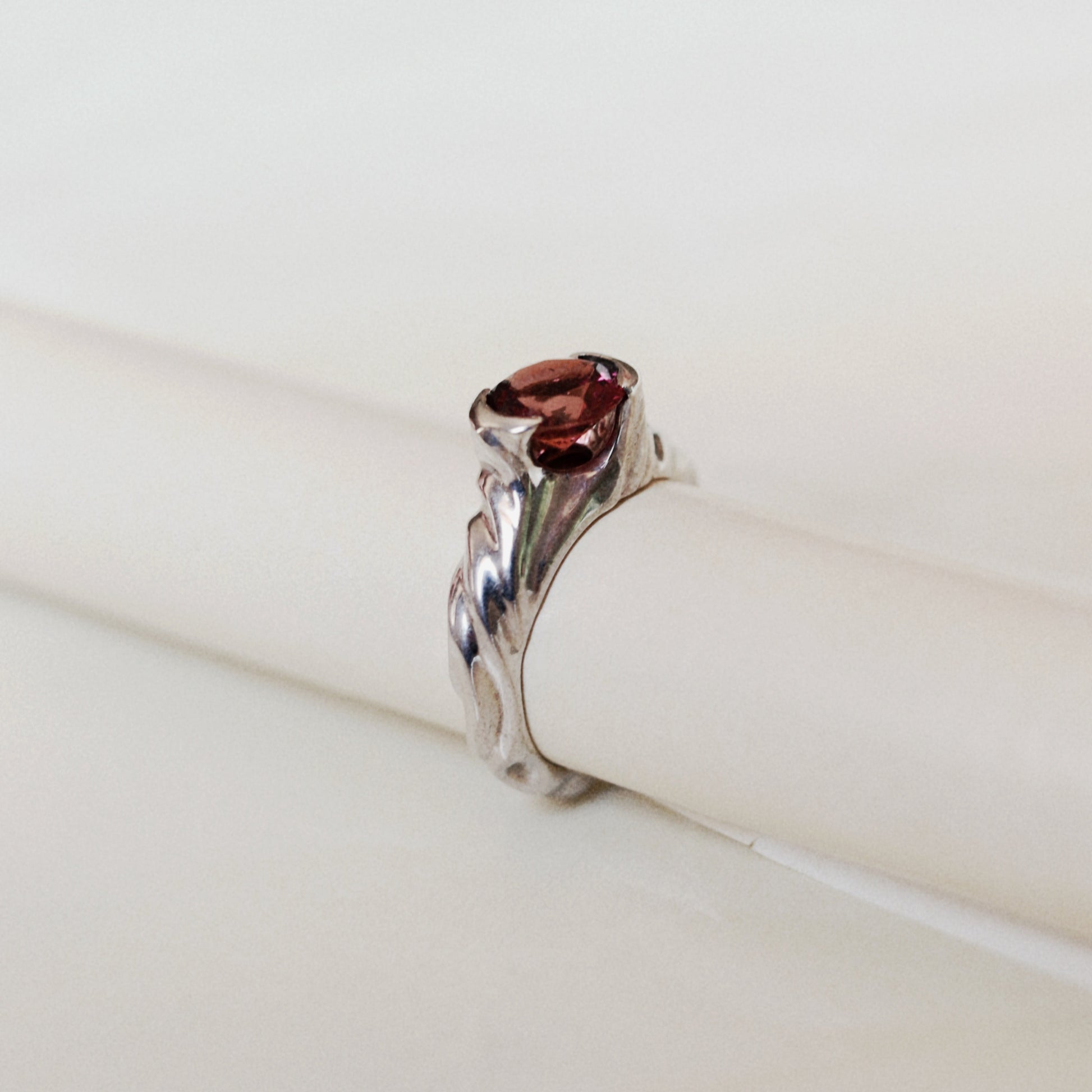 Anillo Swirl con turmalina color melocotón
