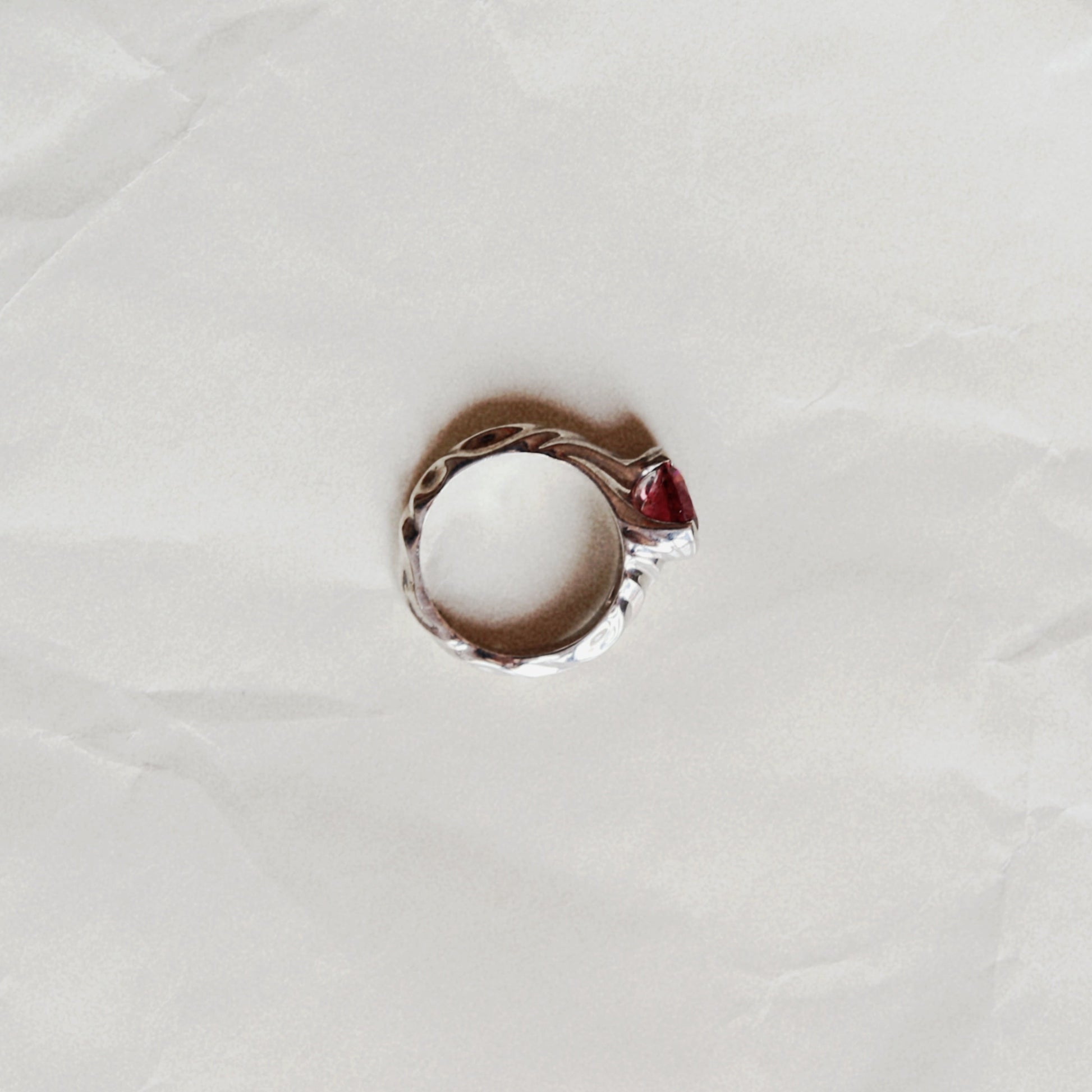 Anillo Swirl con turmalina color melocotón