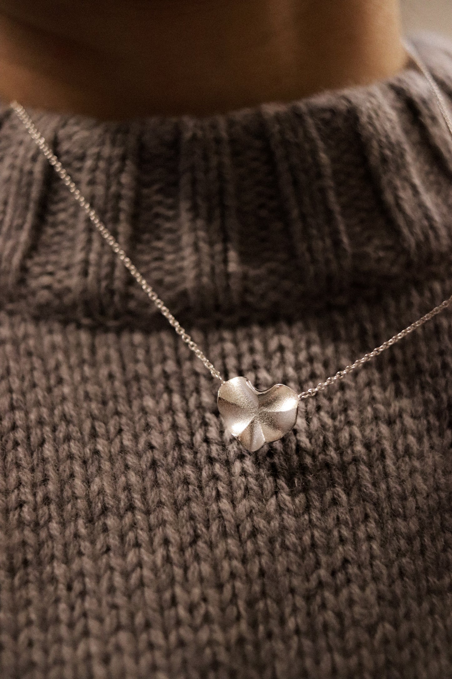 Collar de plata con corazón de Hauru