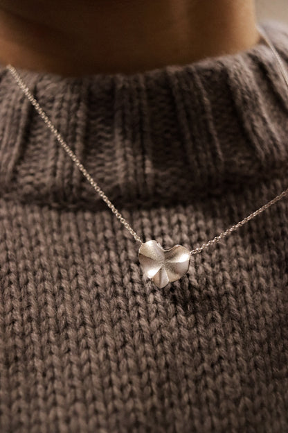 Collar de plata con corazón de Hauru