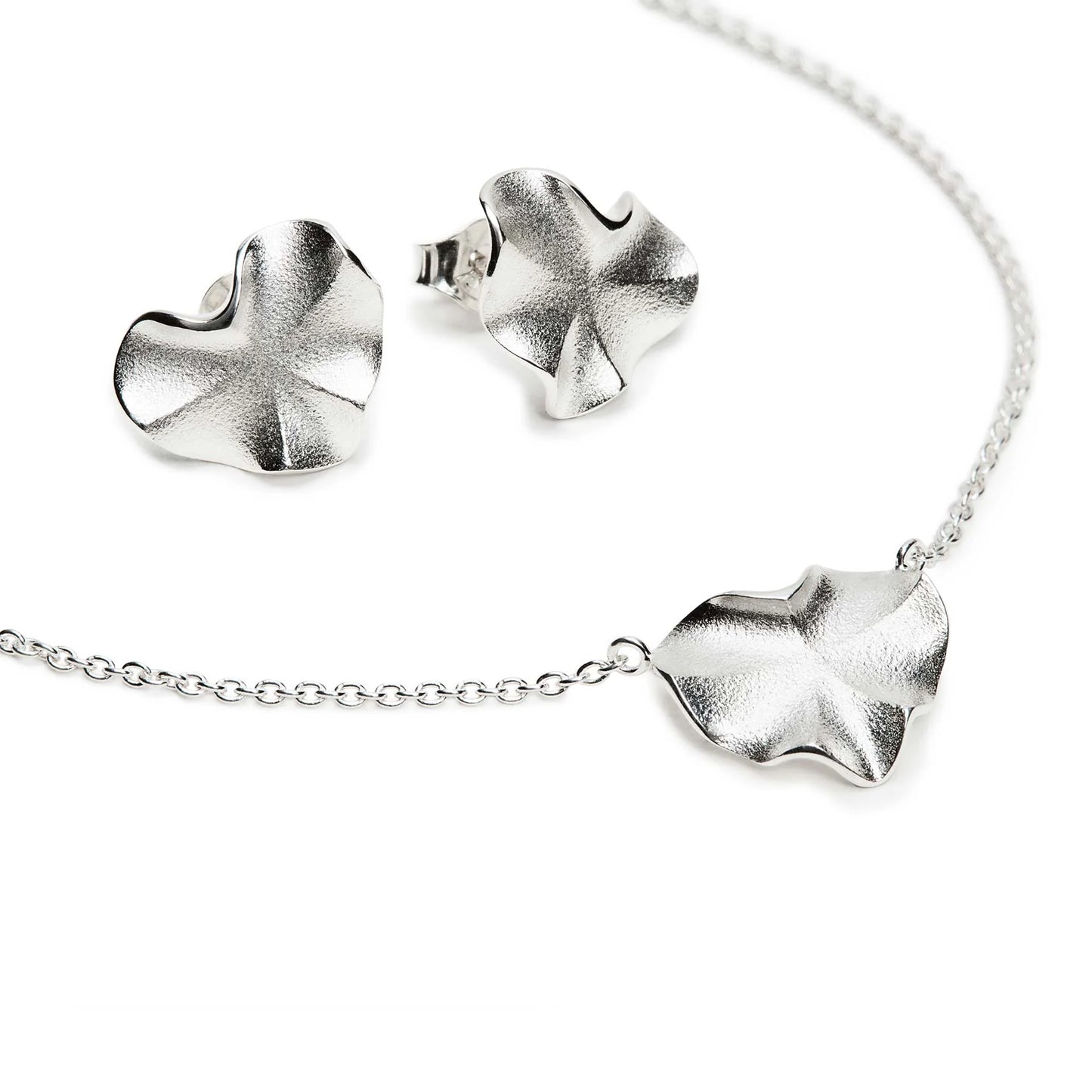 Collar de plata con corazón de Hauru