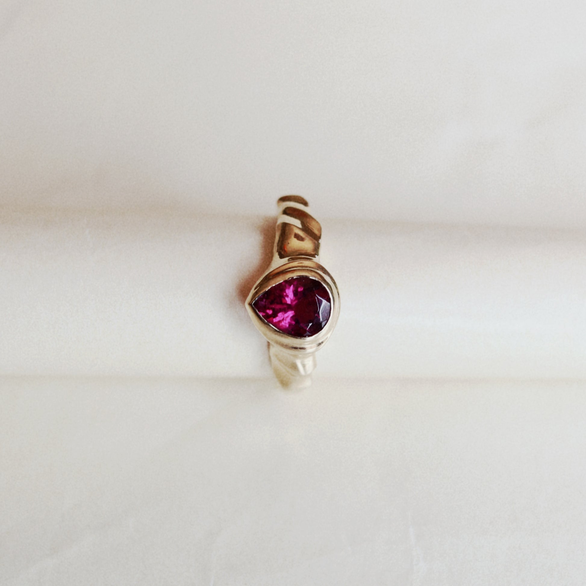 Anillo de oro de 14k con rubelita